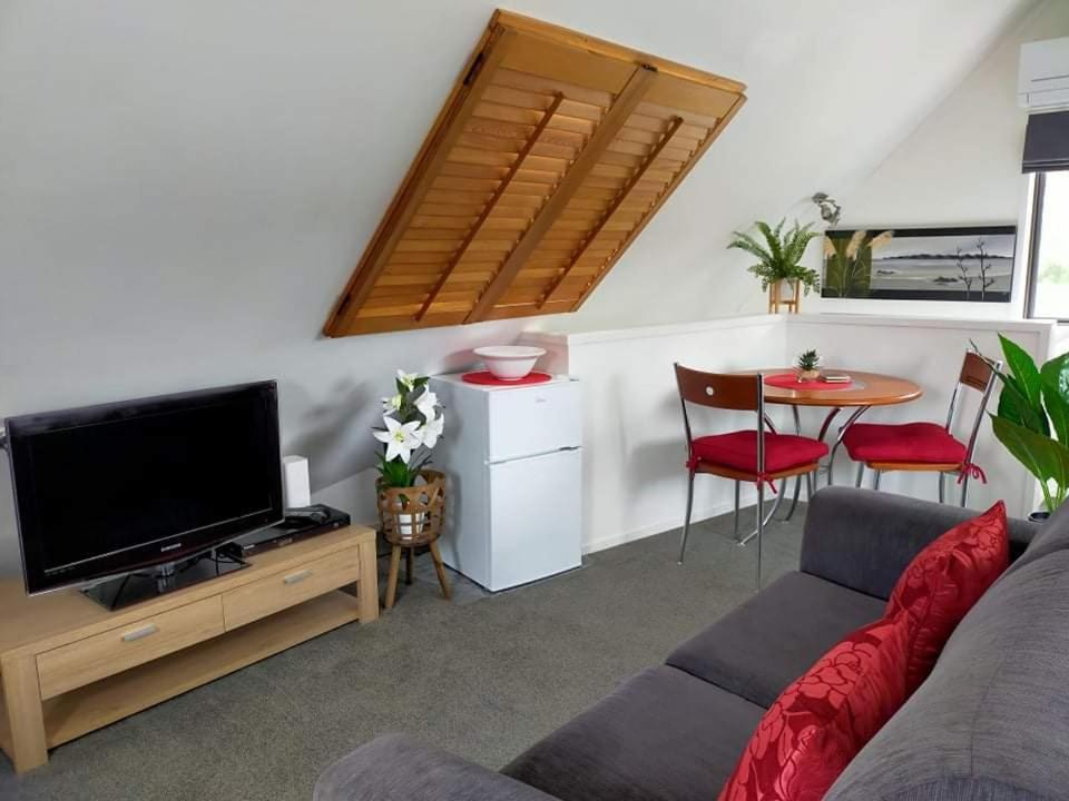 Studio On Golders - Two Minutes To The Lake And Quick Drive To Town! Apartment Таупо Екстериор снимка
