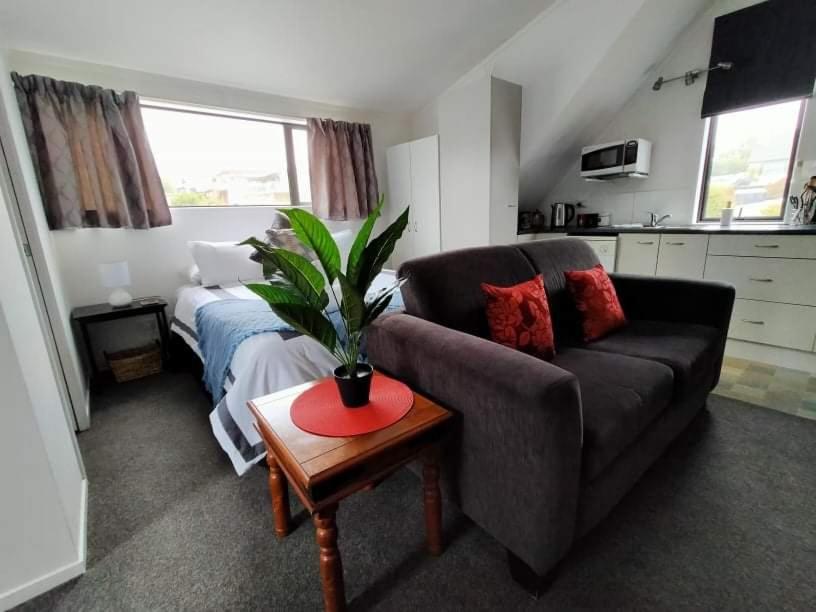 Studio On Golders - Two Minutes To The Lake And Quick Drive To Town! Apartment Таупо Екстериор снимка