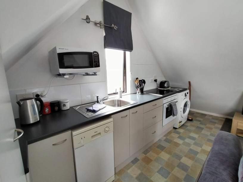 Studio On Golders - Two Minutes To The Lake And Quick Drive To Town! Apartment Таупо Екстериор снимка