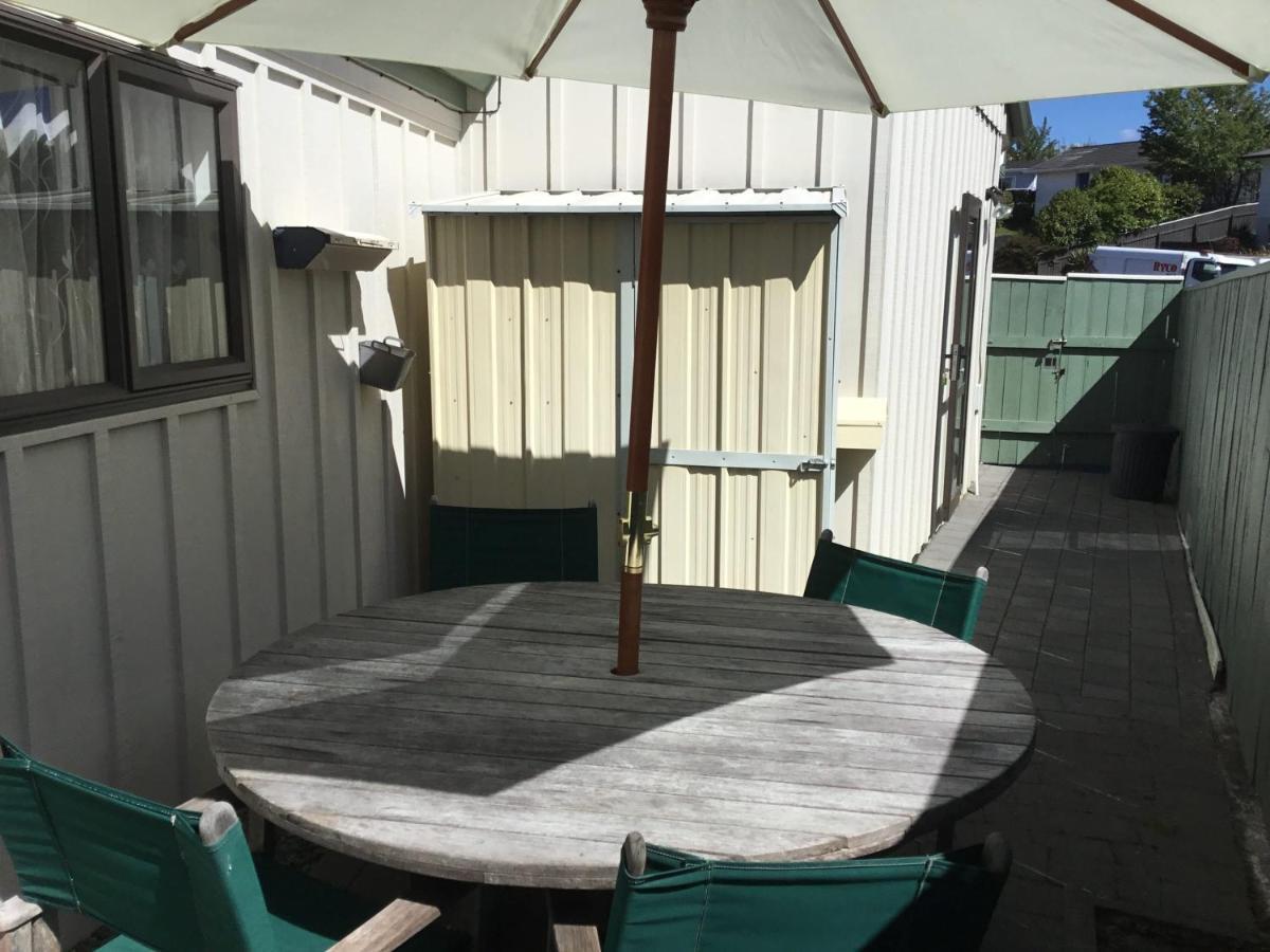 Studio On Golders - Two Minutes To The Lake And Quick Drive To Town! Apartment Таупо Екстериор снимка