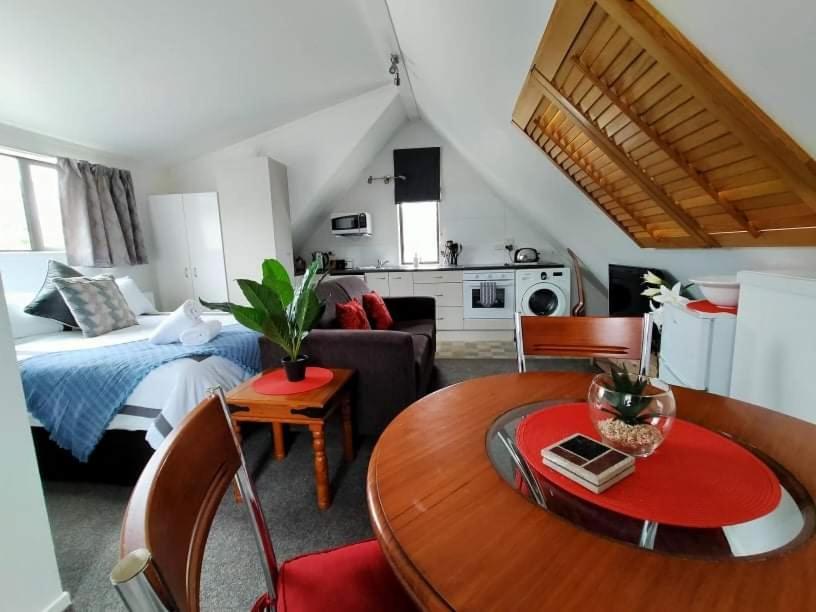 Studio On Golders - Two Minutes To The Lake And Quick Drive To Town! Apartment Таупо Екстериор снимка